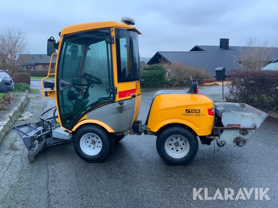 Redskapsbärare Stiga Titan 32 H Vinterurustning och klippdäck