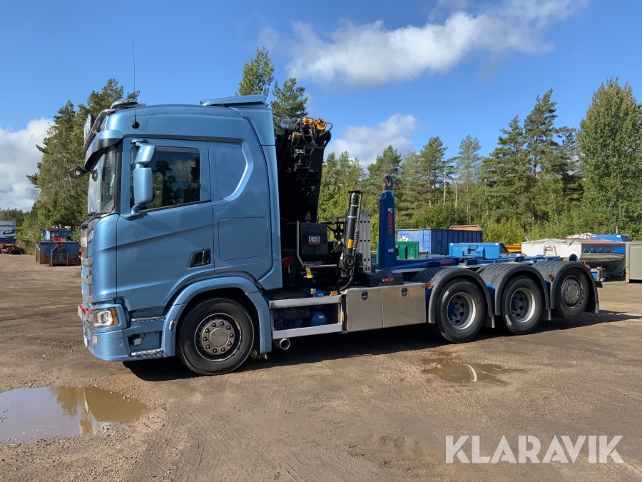 Lastbil Scania R500 med krokväxlare och kran 