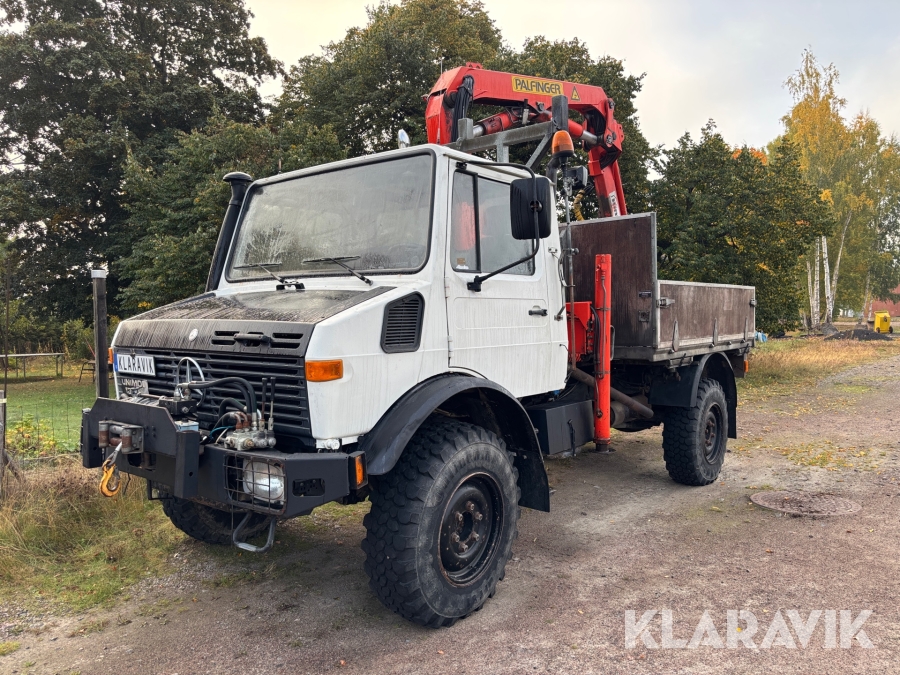 Terränglastbil Mercedes Benz Unimog 1300L med kran