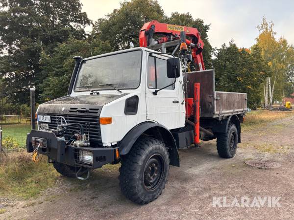 Terränglastbil Mercedes Benz Unimog 1300L med kran