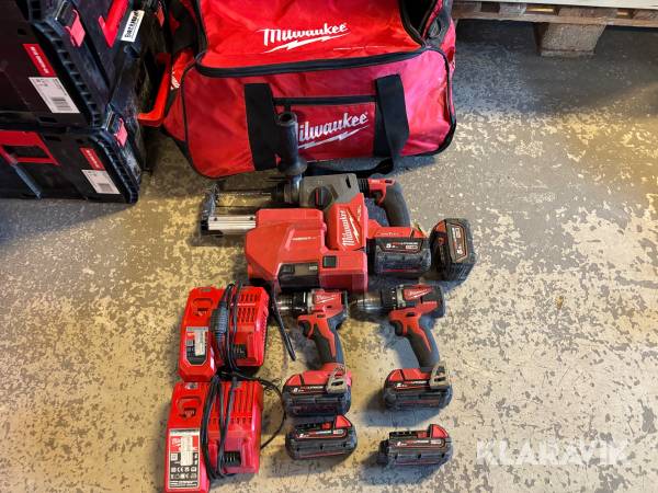 Verktygspaket Milwaukee M18 Borrhammare m utsugsenhet, borrskruvdragare och laddare.