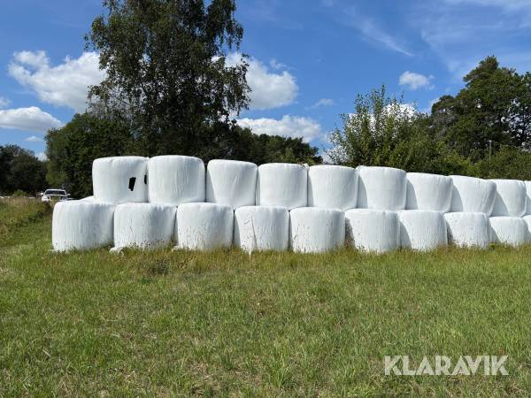 Parti med ensilagebalar klöverfrövall 52st