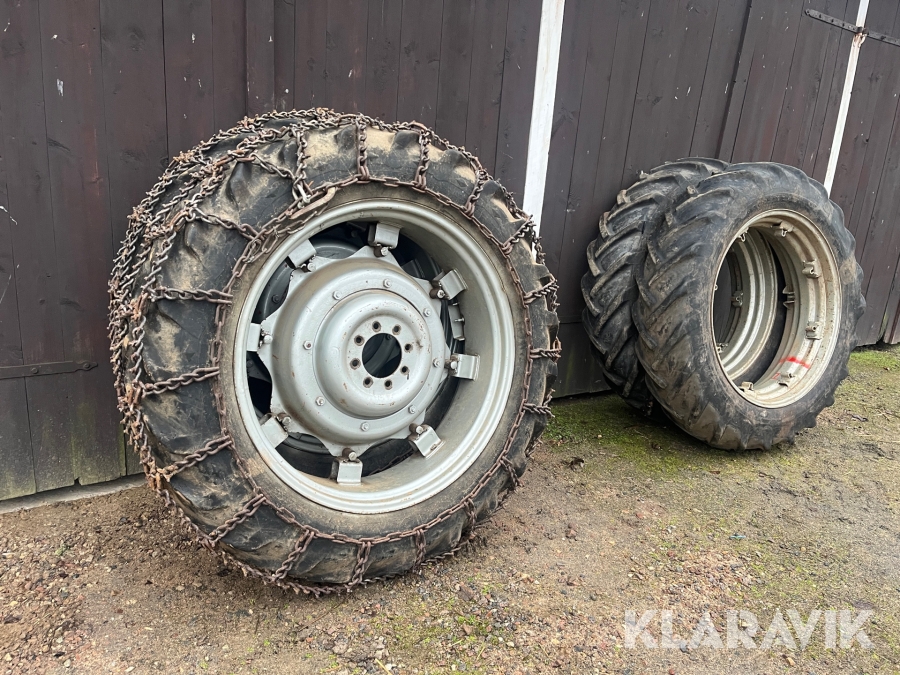 Däck Goodyear med snökedjor 13.6/12-38