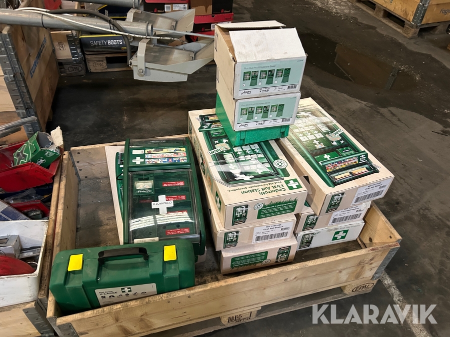Första hjälpenstationer & ögondusch Cederroth 7 + 3 st