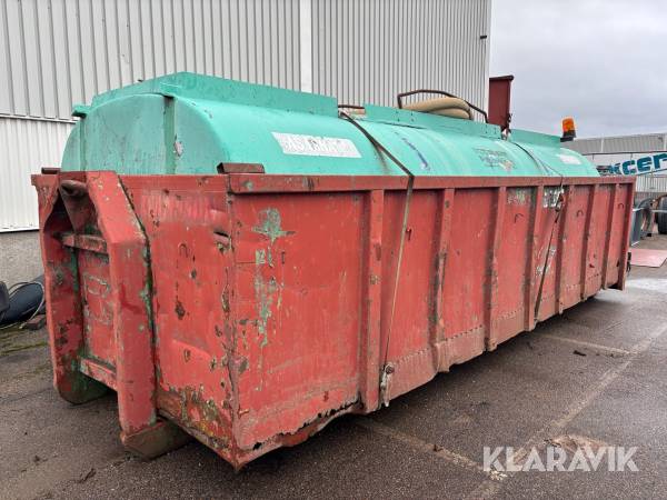 Lastväxlarflak med vattentunna
