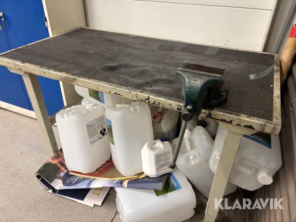 Arbetsbänk med skruvstäd