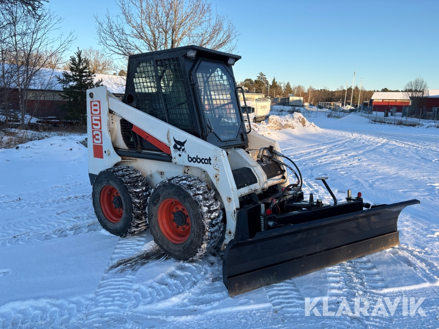 Kompastlastare Bobcat 853 med plogblad, gafflar & skopa