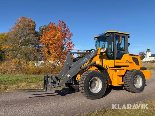 Hjullastare Multiloader L30T med snöblad, planeringsskopa och pallgafflar