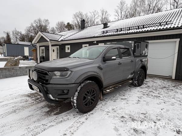 Pickup Ford Ranger Raptor med VT metall hundkåpa