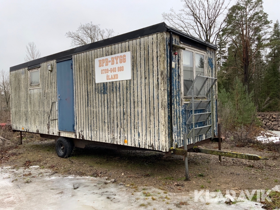 Arbetsbod på hjul med traktordrag