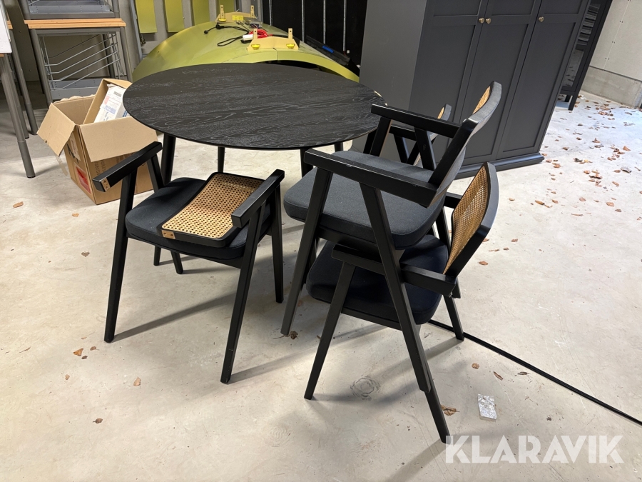 Bord med stolar och 2 st vitrinskåp Mio