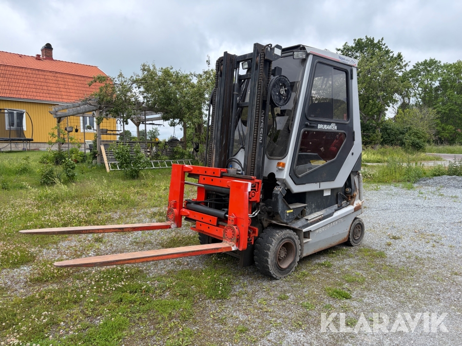 Truck Nissan GQ02L30CU HIPPE CABIN/ gaffel och klämaggregat