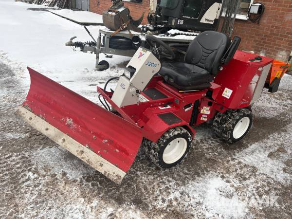 Redskapsbärare/gräsklippare Ventrac 3200 med extra redskap