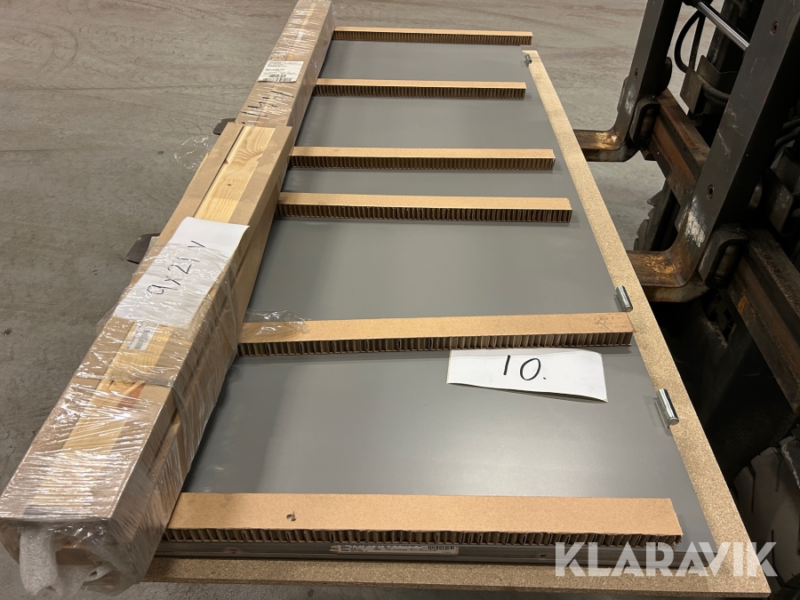 Förrådsdörr med karm