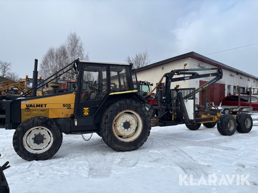 Traktor Valmet 505 med skogsvagn