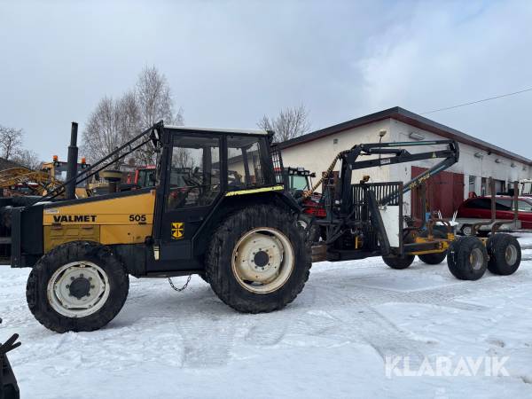 Traktor Valmet 505 med skogsvagn