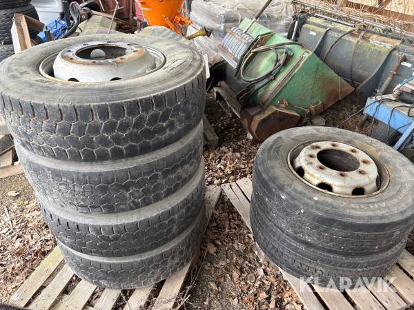 Däck med fälgar 285/70 R19,5 6st