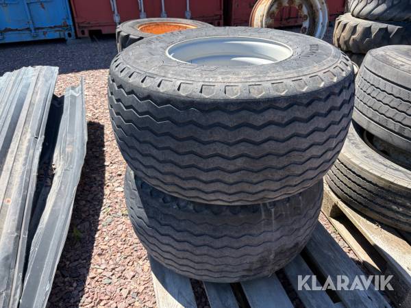 Entreprenaddäck med fälg BKT 400/60-15.5 2 st