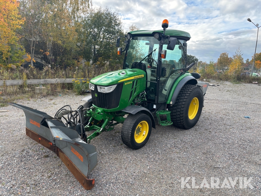 Traktor John Deere 4066R med plog & sandspridare