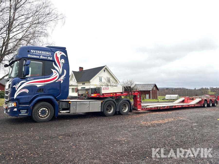 Lastbil Scania R500 med lågbyggd maskintrailer