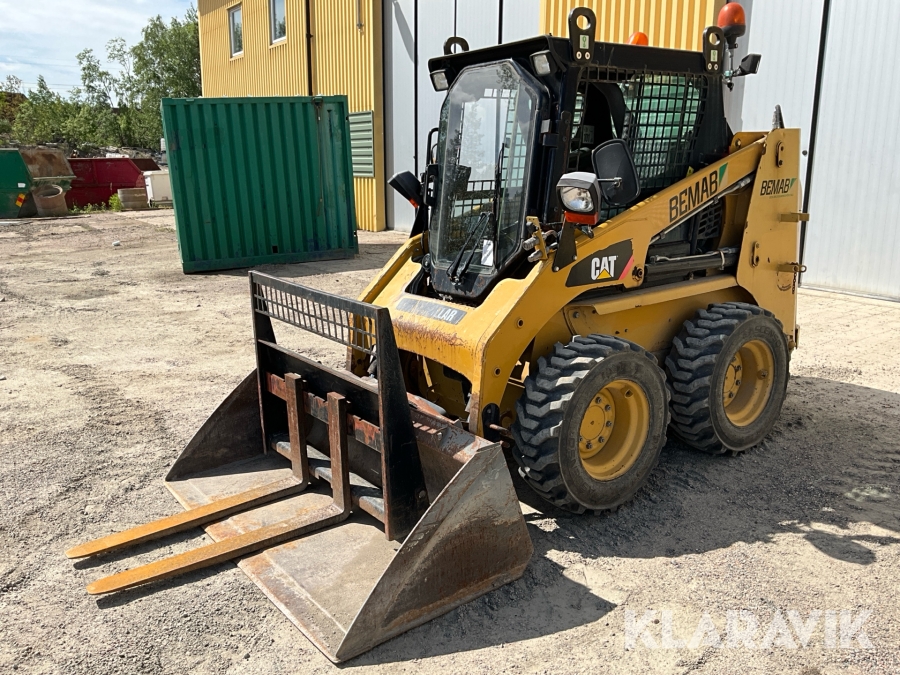 Kompaktlastare CAT 226B med skopa och gafflar