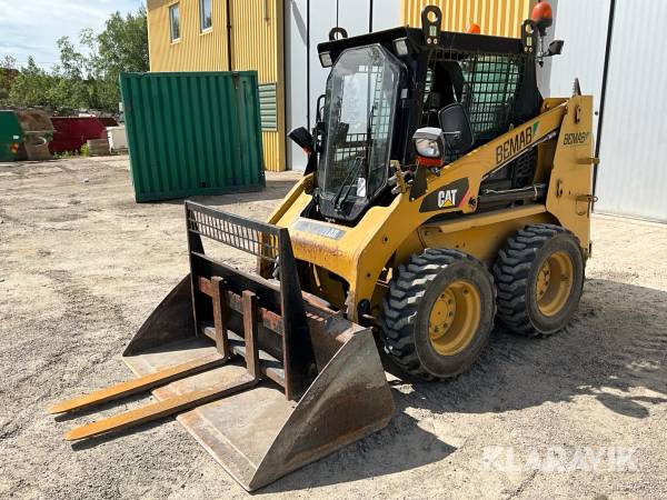 Kompaktlastare CAT 226B med skopa och gafflar