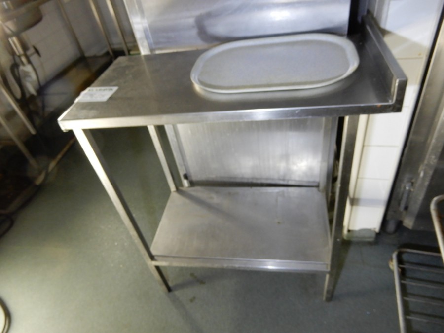 Rostfria vagnar och bord