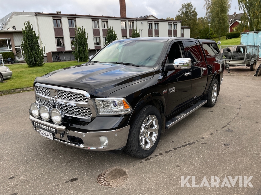 Pickup Dodge Ram 1500 Hemi med kåpa