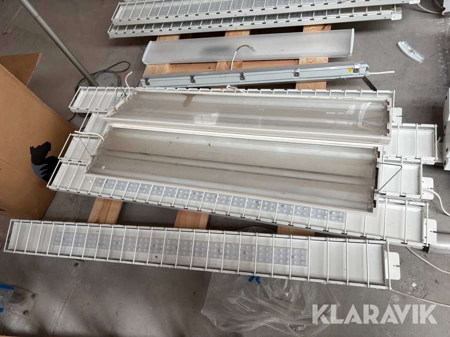 Lysrörsarmaturer 13st