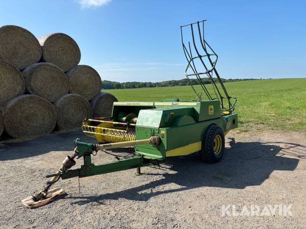 Småbalspress John Deere 456