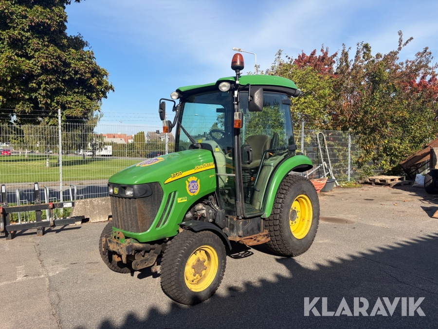 Traktor John Deere 3720