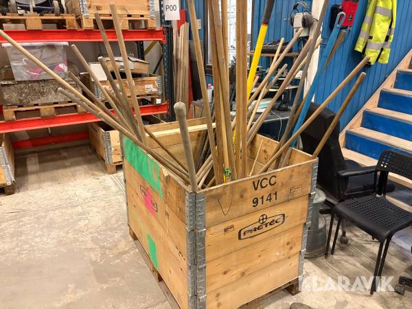 Parti med skyfflar & krattor mm