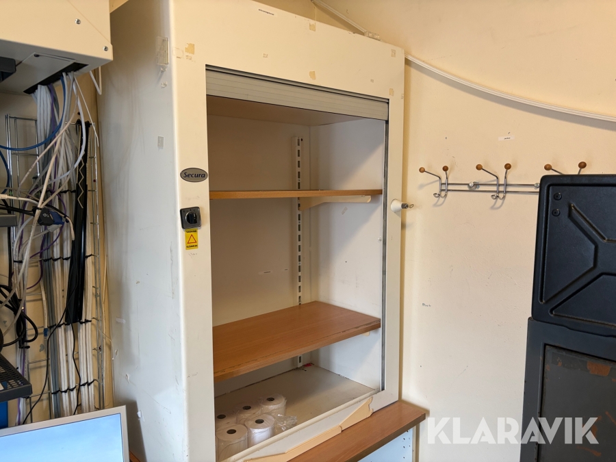Förvaringskåp med jalusie dörr elstyrd. Secura