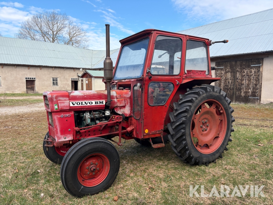 Traktor Volvo BM T 430 med lastare och 5 st redskap