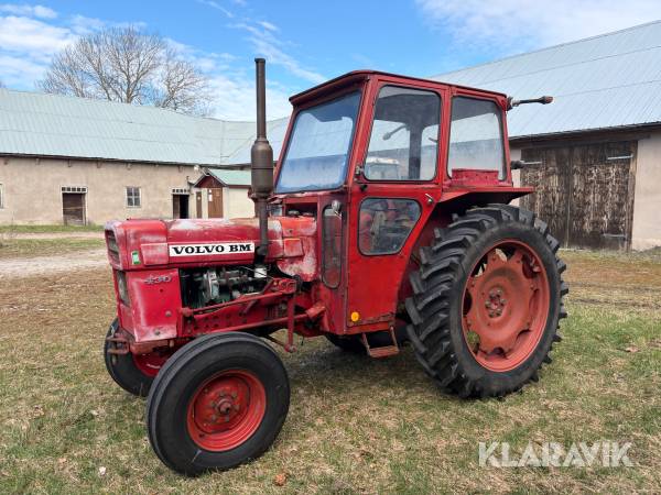 Traktor Volvo BM T 430 med lastare och 5 st redskap