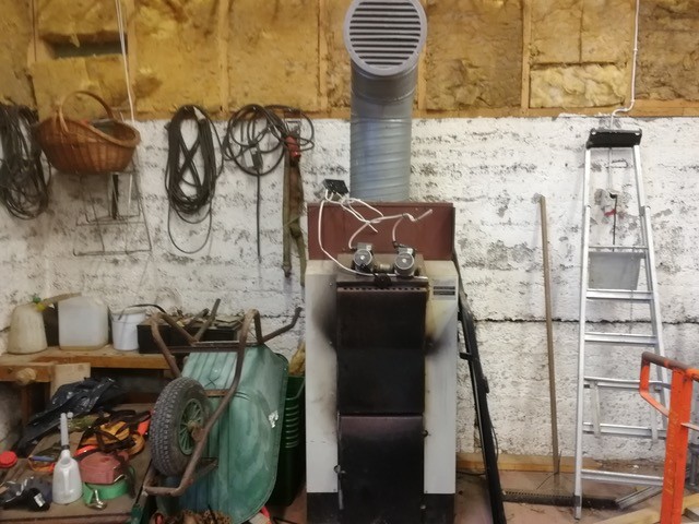 Varmluftspanna ved med skorsten