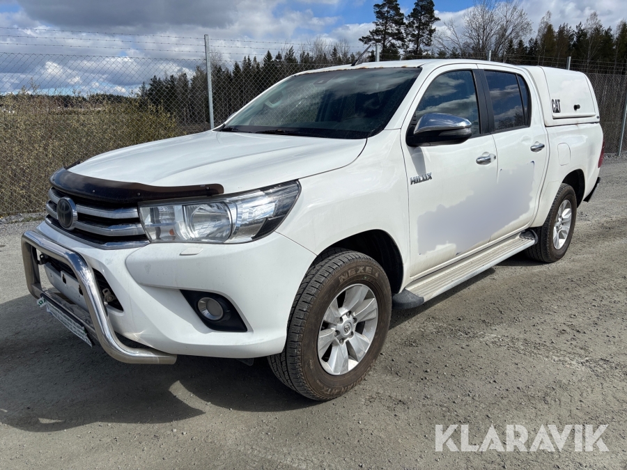 Pickup Toyota Hilux med kåpa