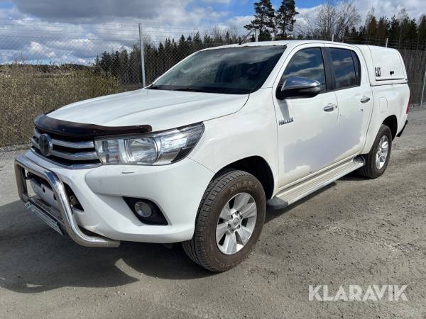 Pickup Toyota Hilux med kåpa