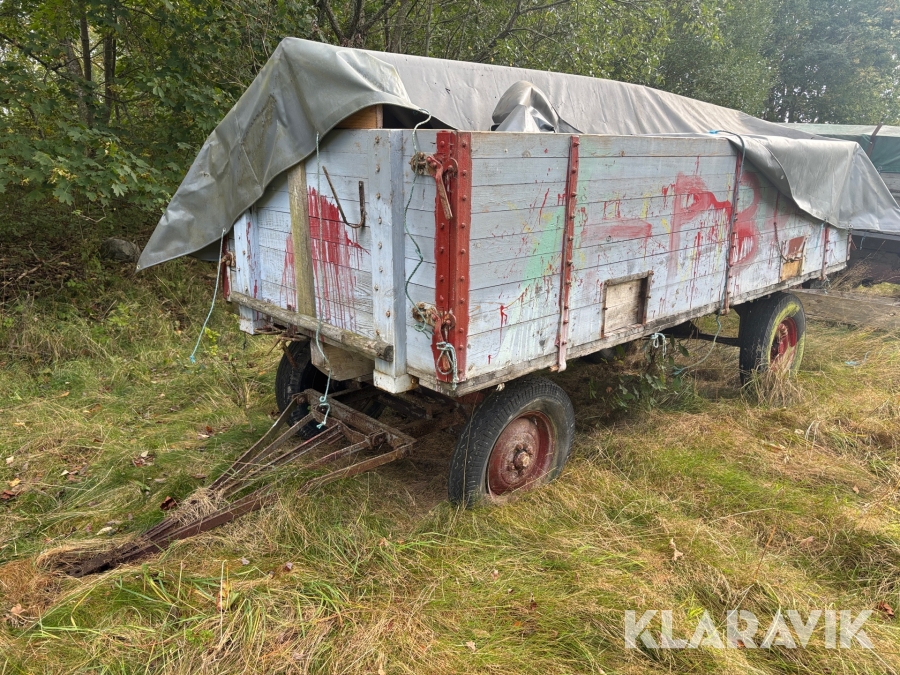 Äldre Spannmålsvagn med kapell, svängbara framhjul