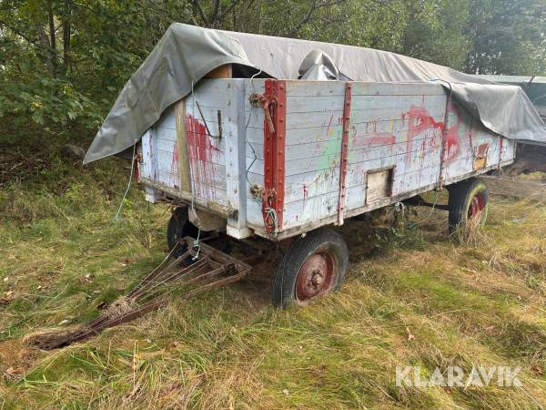Äldre Spannmålsvagn med kapell, svängbara framhjul