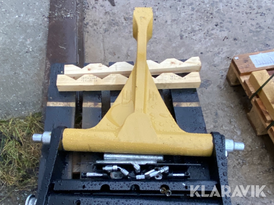 Redskapsfäste till 906-908. CAT 236-6850