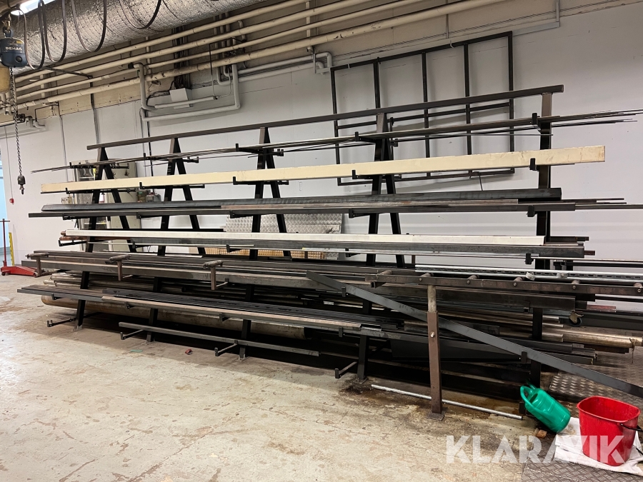 Materialställ med material