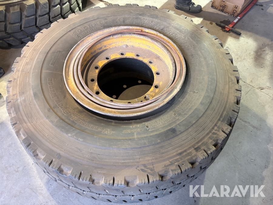Entreprenaddäck Bridgestone 20.5R25 snow wedge med fälg