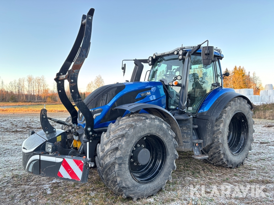 Traktor Valtra T255 Versu inklusive kranarm med grip