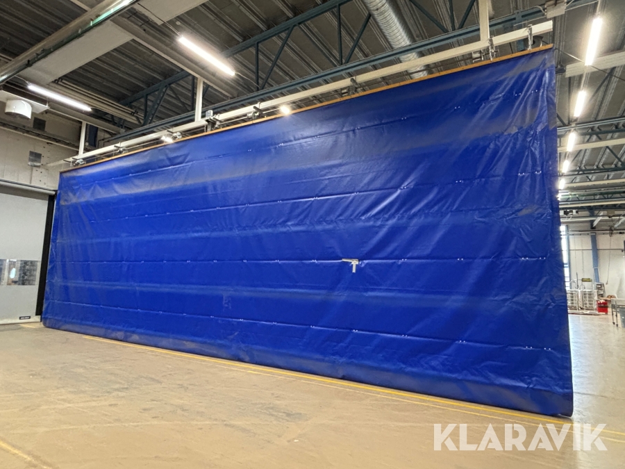 Motordriven ridåvägg