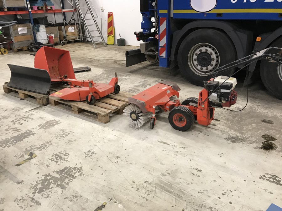 Enaxlad traktor med tillbehör