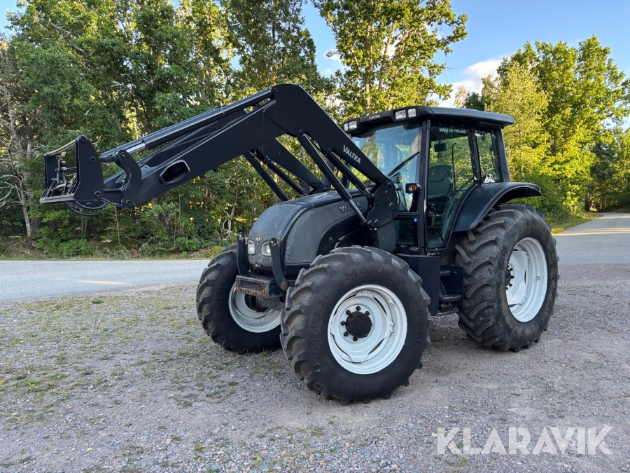 Traktor Valtra N101 med frontlastare och skogsutrustning