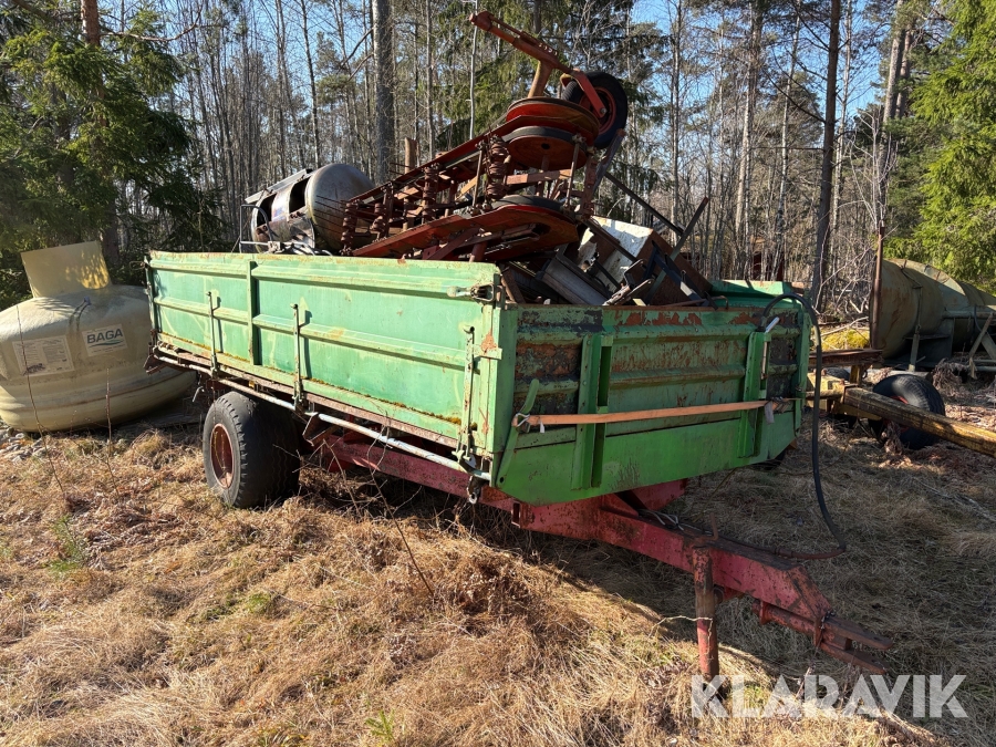 Hydraulisk tippvagn med järnskrot