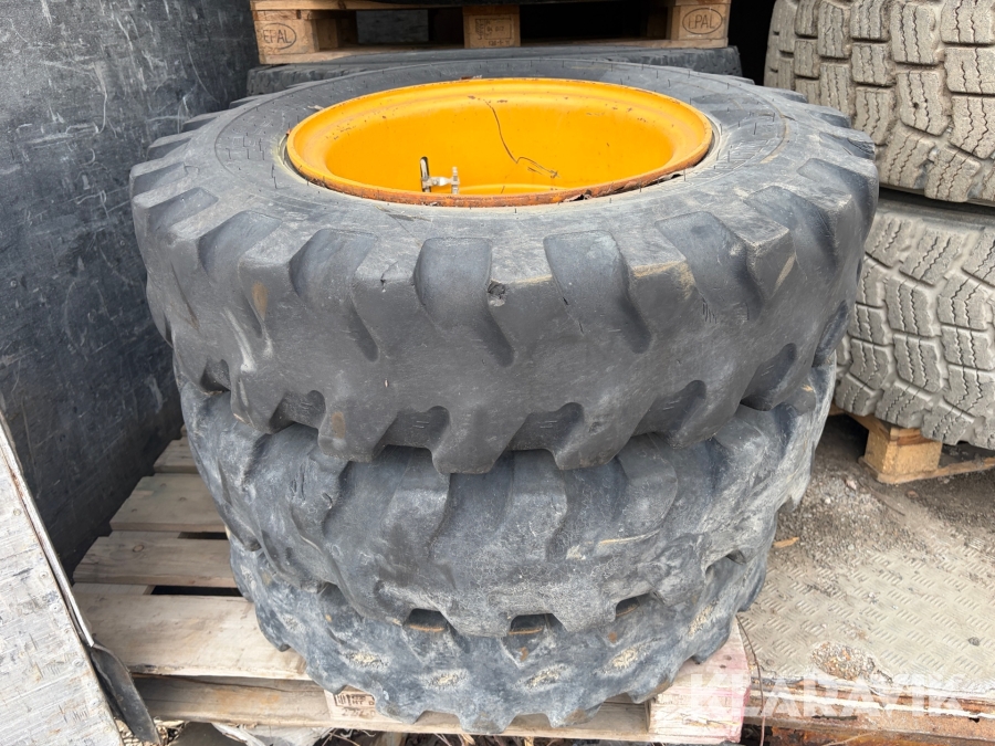 Däck med fälg till Hjulgrävare