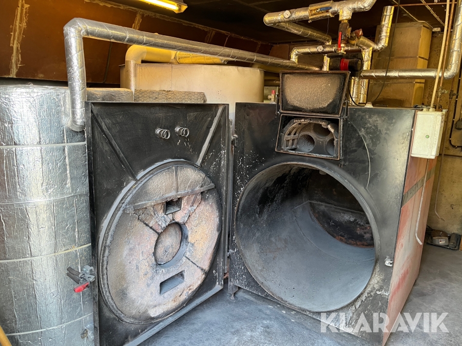 Halmpanna CN Maskinfabrik A/S 250 med ackumulatortankar och cirkulationspump